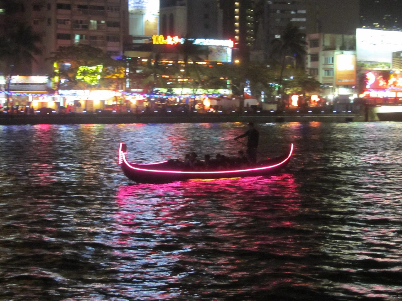 夜間航行於愛河上的貢多拉船